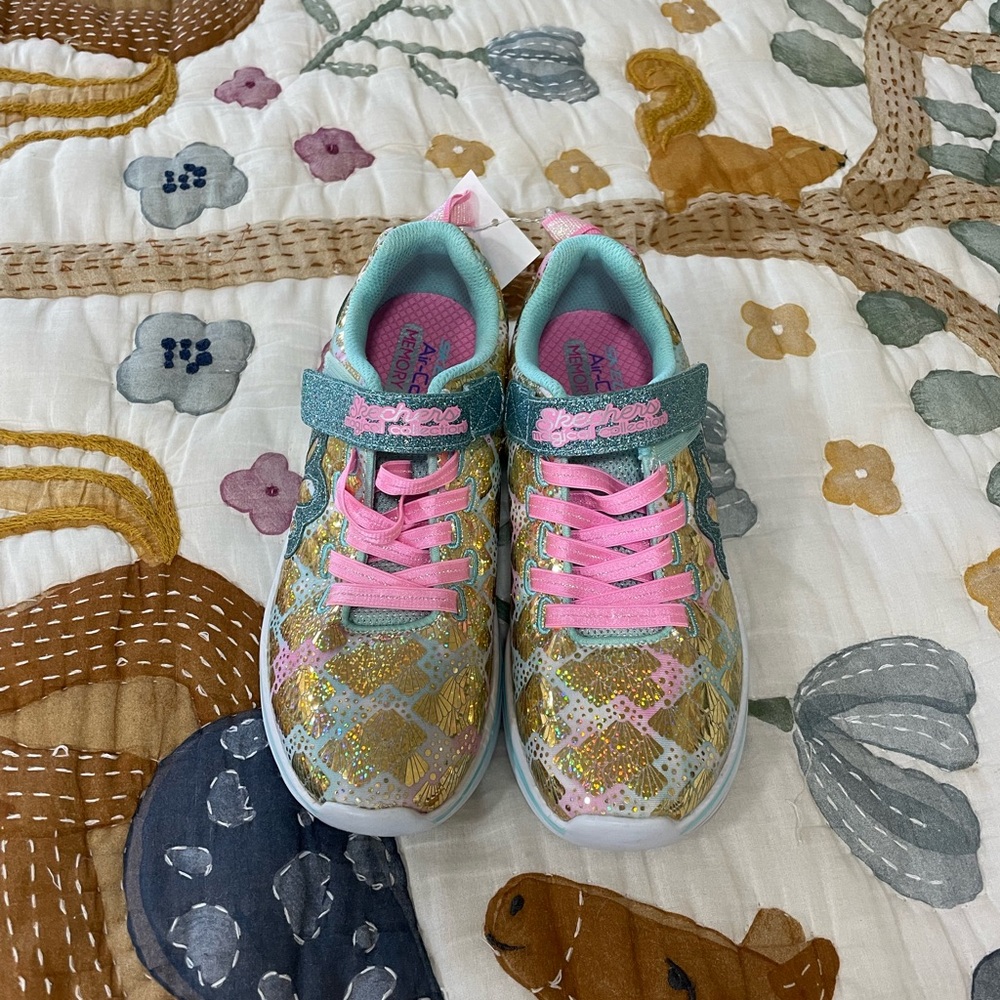 Skechers Memory foam girls sneakers size 3.5 new